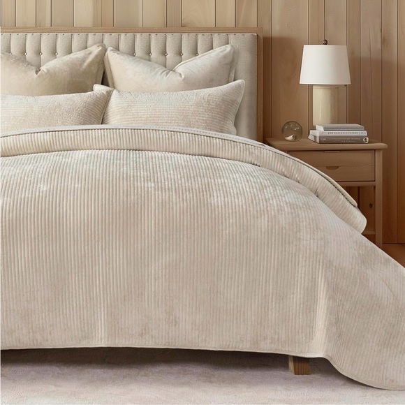 Luxury Cream Bedding Set | King - Picture 2 of 5